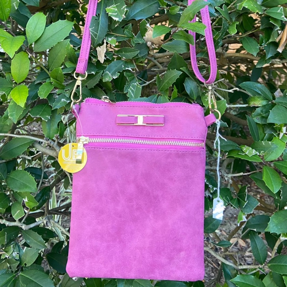 NWT! Beautiful Fuchsia Crossbody Handbag 🛍️